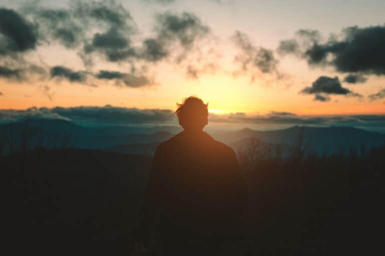 homme face au soleil couchant